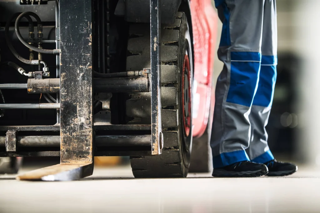 mana lebih baik forklift bekas vs forklift baru scaled